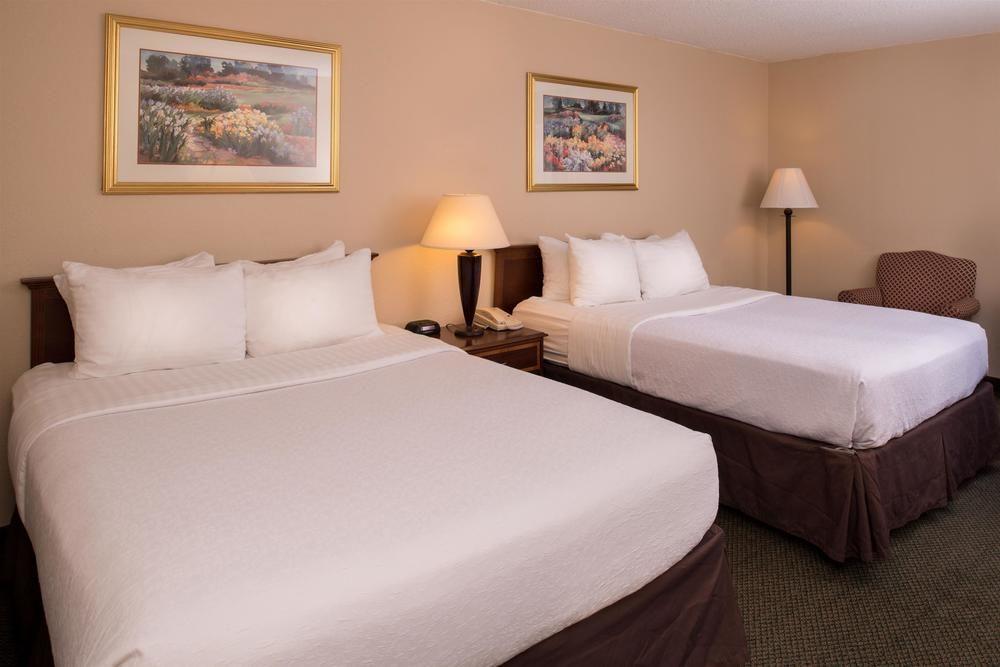 Ramada Plaza Rochester Airport Zewnętrze zdjęcie