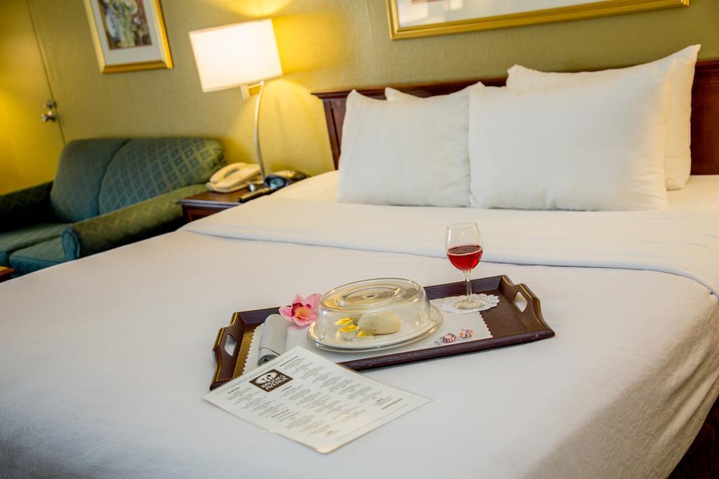 Ramada Plaza Rochester Airport Zewnętrze zdjęcie